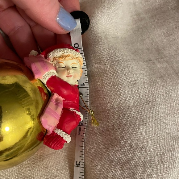 Set of 2 Christmas Ornaments Sleeping Babies Red Green Outfits Resin Gold Orbs - Picture 9 of 11